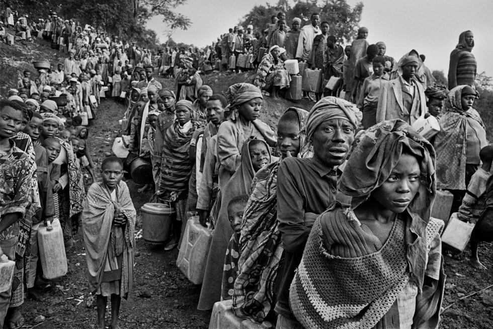 Refugiados-ruandeses-em-fila-para-a-distribuicao-de-agua-em-1994-perto-do-acampamento-de-Kibumba-em-Goma-no-antigo-Zaire.-Exodos.-©-Sebastiao-Salgado.-Amazonas-images Morre Sebastião Salgado, o fotógrafo da dignidade humana