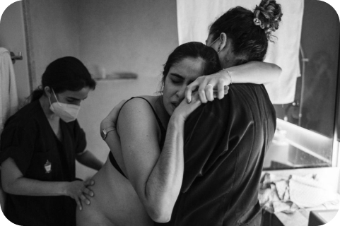 Gestante recebendo apoio de doula durante o parto