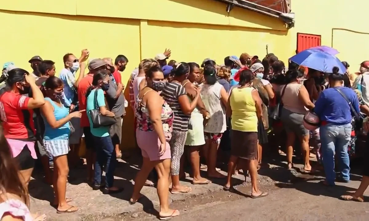 Fila de pessoas em busca de alimentos